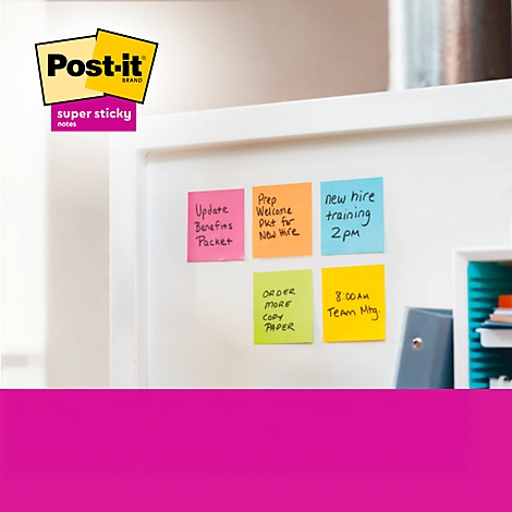 Post-it-Notizen auf weißem Hintergrund. Verschiedenfarbige Zettel mit Notizen, u.a. "Update Benefits Pocket" und "8:00 AM Team Mtg".