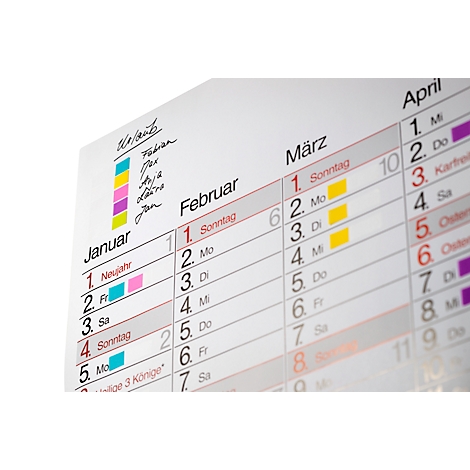 Close-up van een kalender met de maanden januari, februari, maart en april. Inschrijvingen zijn in kleur gecodeerd. Opschriften: "Zondag", "Nieuwjaar", "Goede Vrijdag".