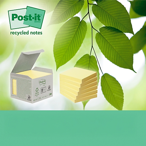 Bloc-notes Post-it jaunes, à la fois dans l'emballage et en pile, avec un fond vert.