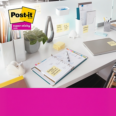 Notebook met pen, plaknotities en Post-it notes op houten oppervlak, tekst: keer op keer plakken, veelzijdig en flexibel inzetbaar.