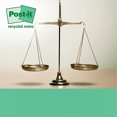 Een doos en een stapel gele Post-it-briefjes. Op de doos staat "Post-it" en "Super Sticky - 100% gerecycled papier".