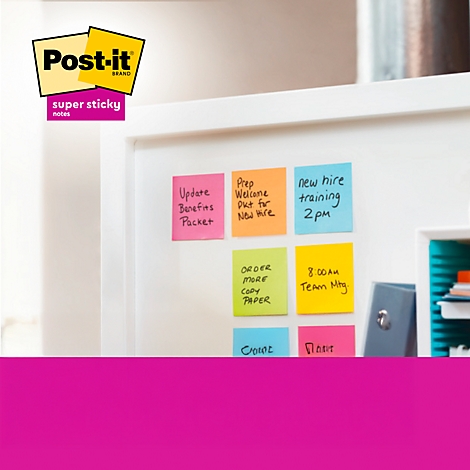 Witte muur met post-its. Post-it logo linksboven, tekst onderaan: Dubbele hechtkracht.