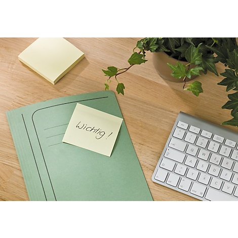 Bureau avec un post-it indiquant "Important!", un dossier, un clavier et une plante.