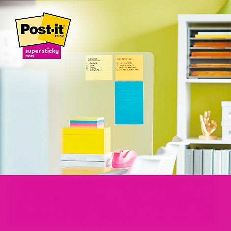 Post-it notes jaunes, bleus et roses sur une paroi en verre. Au-dessus, le logo Post-it. Notes sur les notes.