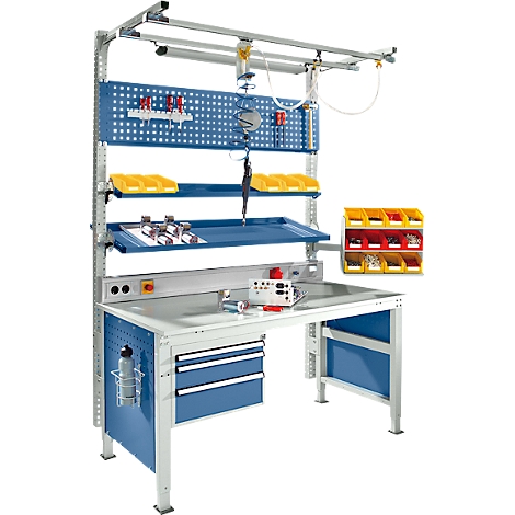 Établi bleu avec panneaux perforés, étagères, tiroirs et outils. Des appareils électroniques sont sur la surface de travail.