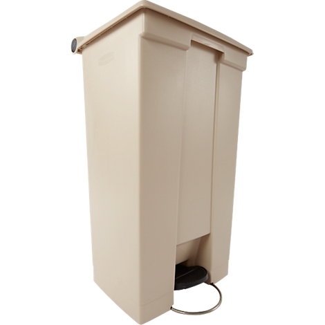 Poubelle beige avec pédale et couvercle.