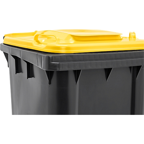Gros plan d'une poubelle avec un couvercle jaune et un corps noir. L'image montre la moitié supérieure de la poubelle.
