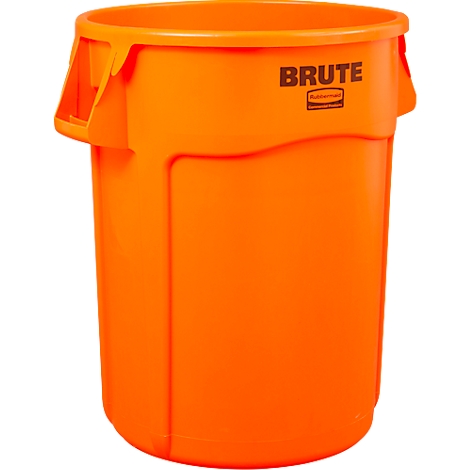 Une poubelle Brute orange avec un couvercle et des poignées. « BRUTE » est imprimé sur le devant.