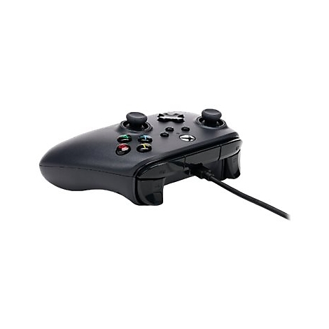 Schwarzer Xbox-Controller, der an ein Kabel angeschlossen ist, mit Knöpfen und Joysticks, vor weißem Hintergrund.