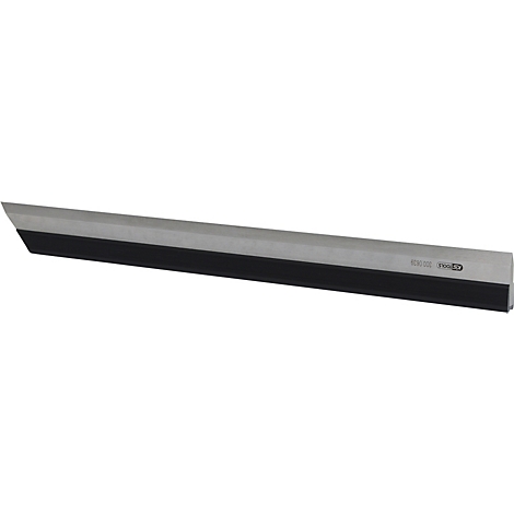 Ein Metall Lineal, mit schwarzem Griff. Auf der Oberfläche ist eine Beschriftung zu sehen.