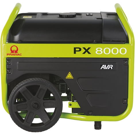 Pramac PX 8000 Stromerzeuger mit limegrünem Rahmen, schwarzem Gehäuse und großem Rad auf weißem Hintergrund.