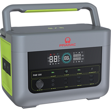 Graue Pramac PWB 1200 Powerstation mit grünem Tragegriff und digitalem Display vor neutralem Hintergrund.