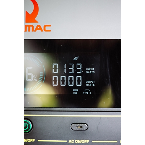 Digitales Display einer Powerstation zeigt 139 Watt Input und 0 Watt Output an.