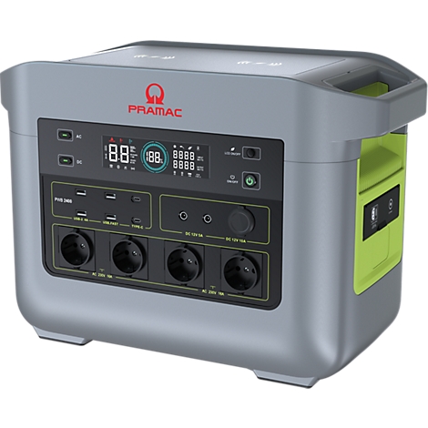 Graue Pramac Powerstation mit grünem Akzent, LED-Display und zahlreichen Anschlüssen auf der Vorderseite.