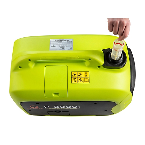 Draufsicht eines neongrünen Inverter-Stromerzeugers, bei dem eine Hand den Tankeinfüllstutzen öffnet.