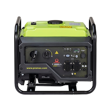 Gelber Pramac P3500i/o Inverter-Stromerzeuger vor weißem Hintergrund.
