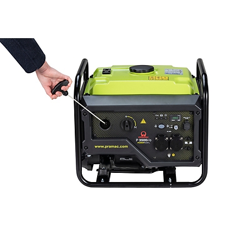 Eine Hand startet einen hellgrünen Pramac Stromerzeuger P3500i/o mit einem Seilzug.