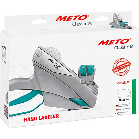 Ein grauer Handetikettierer, der teilweise aus dem weißen Karton herausragt. Türkisfarbene Akzente und Schriftzug "METO Classic M".