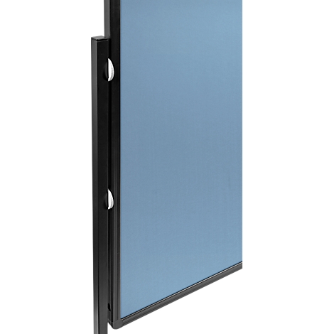 Close-up van een prikbord met blauw vilt en een zwart metalen frame.