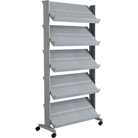 Étagère mobile grise avec cinq étagères inclinées. Sur roulettes, pour présentations ou stockage.