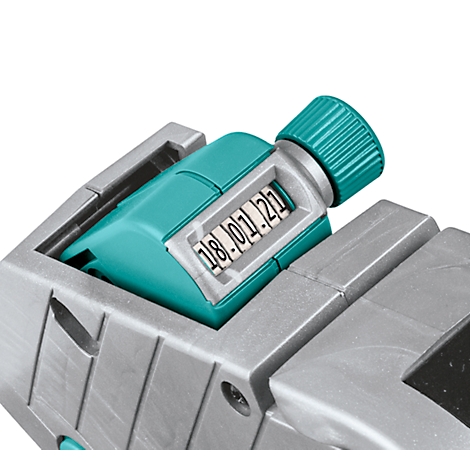 Detailopname van een zilver-grijze machine met een turquoise teller, die 18.01.21 weergeeft.