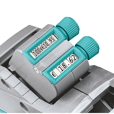 Detailopname van een handmatige prijssorteerder met twee displays. Op de displays worden prijzen weergegeven: €10,95 en €18,62.