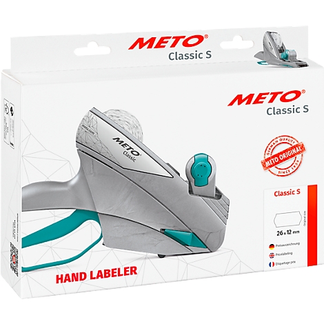 Een grijze handlabeler, die gedeeltelijk uit de doos steekt, met turkoois accenten en de tekst "METO Classic S". Op de doos staat "HAND LABELER".