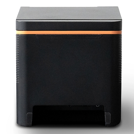 Boîte noire en forme de cube avec une bande orange. En dessous se trouve un renfoncement et deux petits pieds.