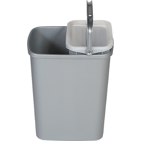 Grijze emmer met een kleinere container erin, met een schoonmaakdoek en een handvat.