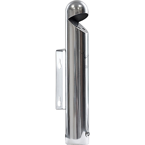 Een gepolijste metalen asbak, cilindrisch met een halfronde deksel. Het is bevestigd aan een rechthoekige wandbeugel.