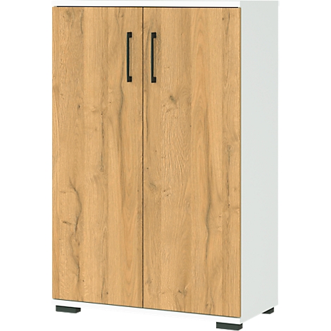 Een kast met twee deuren in houtlook en witte zijkanten, zwarte handgrepen. Hij staat op zwarte poten.