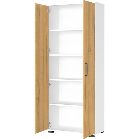 Een witte kast met de deuren open, met planken met een houtlook afwerking. Een zwarte handgreep zit op de rechterdeur.