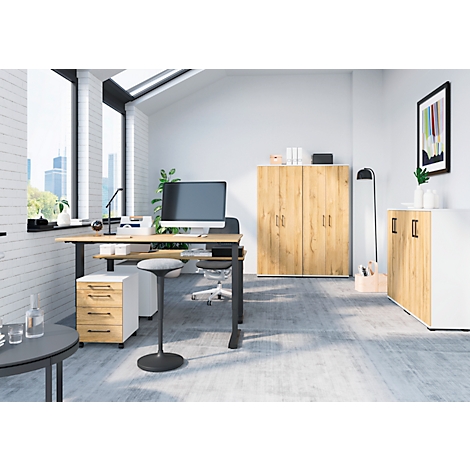 Modern kantoor met bureau, computer, roldeur, kastwand, staande lamp en raam met uitzicht op de stad.