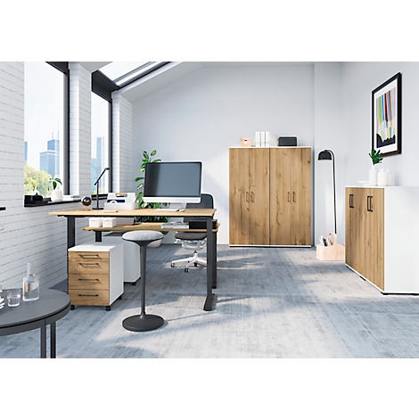 Een helder kantoor met een modern bureau, stoel en kasten. Ramen met uitzicht op de stad. Heldere, vriendelijke sfeer.