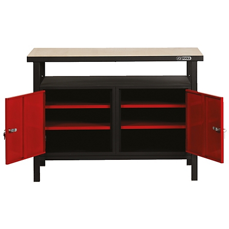 Werkbank mit geöffneten roten Türen. Innenregale, helle Arbeitsplatte, schwarzes Gestell.