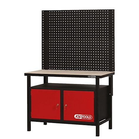 Werkbank mit schwarzer Lochwand und roten Schränken. Auf der Arbeitsplatte ist der Schriftzug KS TOOLS zu sehen.