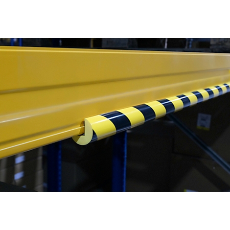 Marqueur de sécurité jaune et noir. Motif à rayures, légèrement courbé.