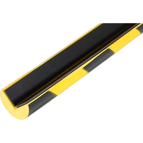 Coin de protection rayé jaune et noir, tenu à la main. Construction en acier jaune en arrière-plan.