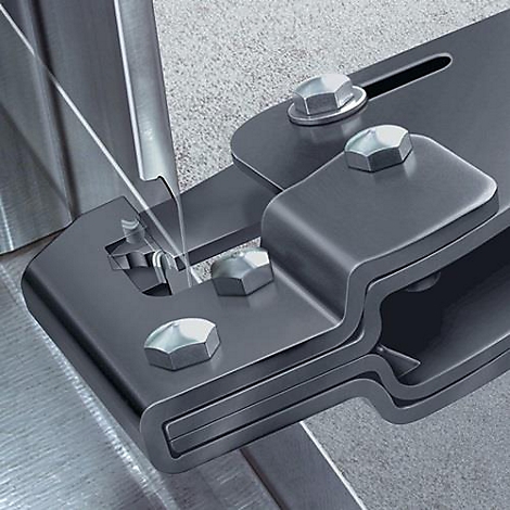 Detailaufnahme eines Metallwerkzeugs mit Schrauben und einem sich verformenden Metallstück.