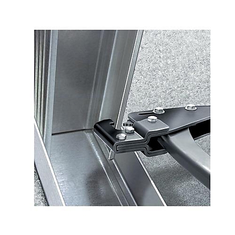 Metallrahmen mit schwarzer Klammer befestigt. Die Klammer wird mit Schrauben befestigt, Detailaufnahme.