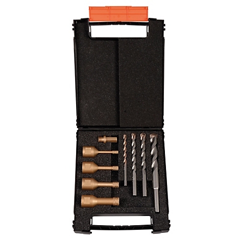 Schwarzer Werkzeugkoffer mit Bohrern und Adaptern. Orangefarbener Griff oben. Bohrer in verschiedenen Größen, goldfarbene Adapter.