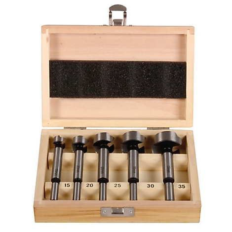 Holzkasten mit fünf Metallbohrern unterschiedlicher Größe. Auf dem Kasten sind Zahlen von 15 bis 35 sichtbar.