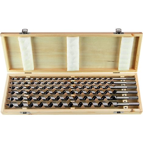 Houten kist met diverse houtboren die open liggen. Bovenop is een handvat en schuimvulling te zien.