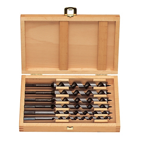 Houten kist met houtboren, open. De boren zijn van metaal, de kist is van hout. Een gouden sluiting.