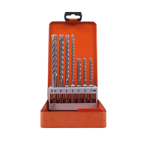 Set van boren in een oranje metalen doos. Boren in verschillende maten en een houder zijn zichtbaar.