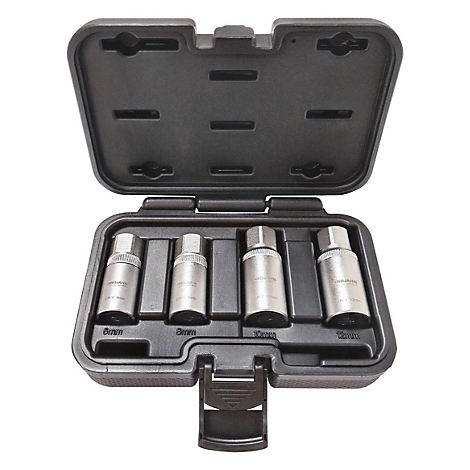 Mallette à outils noire ouverte. Quatre douilles argentées sont disposées dans leurs compartiments, avec les tailles.