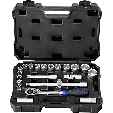 Mallette à outils noire avec couvercle ouvert. Les outils sont dans des évidements, notamment des douilles, des rallonges et un cliquet.