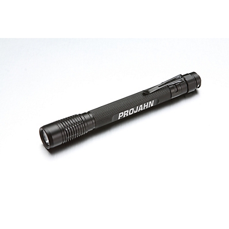Een zwarte zaklamp ligt diagonaal op een witte achtergrond. Het woord PROJAHN is zichtbaar.