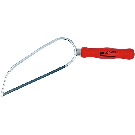 Bügelsäge mit rotem Griff, silberfarbenem Rahmen und schwarzem Sägeblatt. Auf dem Griff steht „PROJAHN“. 