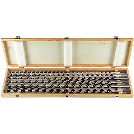 Holzkiste mit verschiedenen Holzbohrern in Reihe. Die Kiste ist aus hellem Holz und der Deckel halb geöffnet.